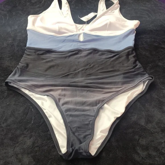 Colorblock One-Piece Swimsuit CUPSHE SWIMWEAR ONE-PIECE - Picture 2 of 13